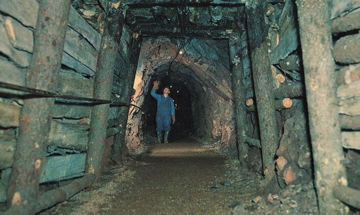 Iron Mountain Iron Mine - Vintage Postcard